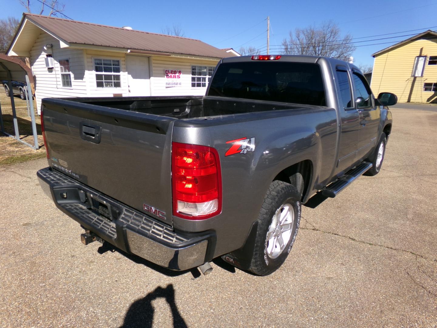 2012 Magna Steel Meetallic /Black GMC Sierra 1500 SLE Ext. Cab 4WD (1GTR2VE70CZ) with an 5.3L V8 OHV 16V FFV engine, 6-Speed Automatic transmission, located at 401 First NE, Bearden, AR, 71720, (870) 687-3414, 33.726528, -92.611519 - Photo#2